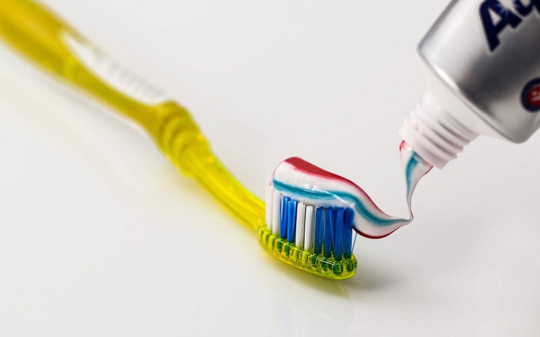 ¿Cómo debe ser nuestro cepillo de dientes?